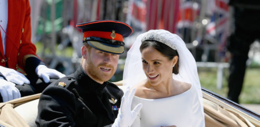Meghan Markle usa vestido minimalista e tiara de diamante