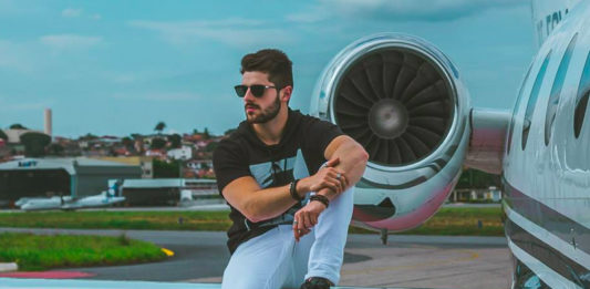 Avião com Alok perde controle e sai da pista
