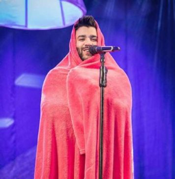Gusttavo Lima faz show enrolado em cobertor