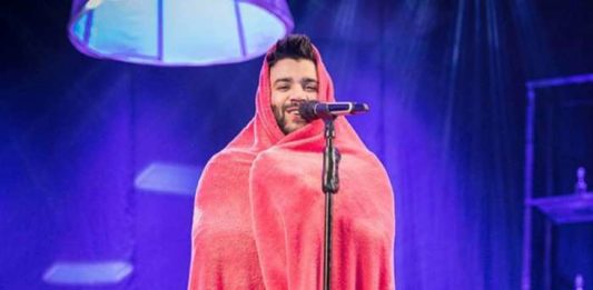 Gusttavo Lima faz show enrolado em cobertor