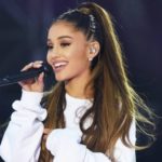 Ariana Grande e noivo fazem tatuagens iguais