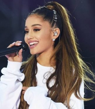 Ariana Grande e noivo fazem tatuagens iguais