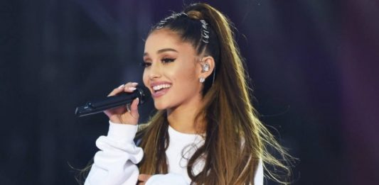 Ariana Grande e noivo fazem tatuagens iguais