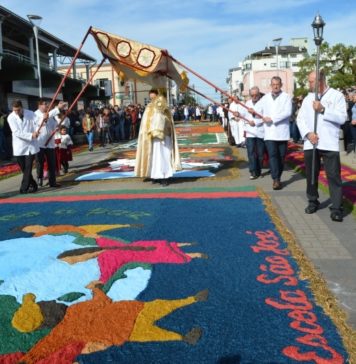 Tapetes de serragem colorida atraem atenção de milhares em Flores da Cunha