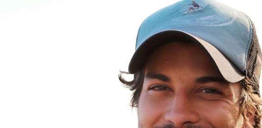 Douglas Sampaio é chantageado por travestis