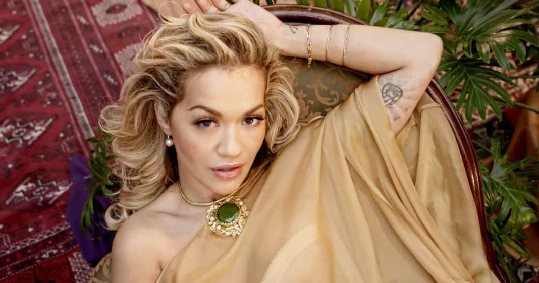Rita Ora dá beijo apaixonado em cantora