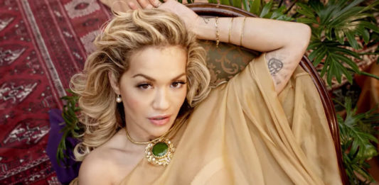 Rita Ora dá beijo apaixonado em cantora