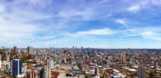 Caxias do Sul celebra 128 anos com distribuição gratuita de bolo à comunidade