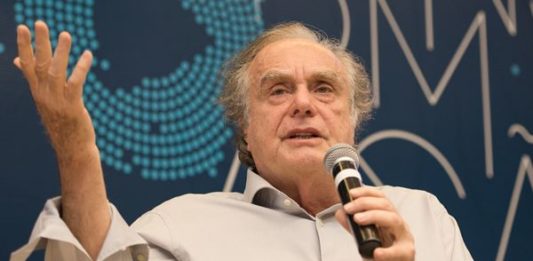 Arnaldo Jabor é palestrante convidado em evento da CDL