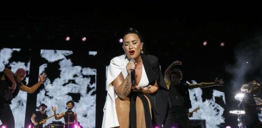 Demi Lovato vai às lágrimas ao cantar Sober