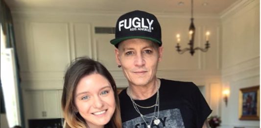 Johnny Depp surge irreconhecível em foto