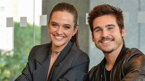 Juliana Paiva e Nicolas Prattes são flagrados aos beijos