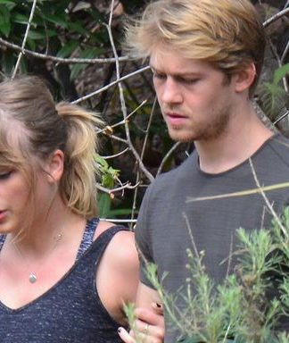 Taylor Swift e o ator Joe Alwyn curtem romance no Caribe