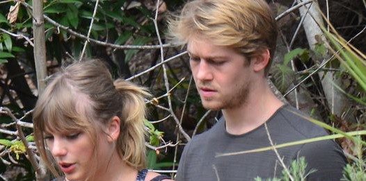 Taylor Swift e o ator Joe Alwyn curtem romance no Caribe