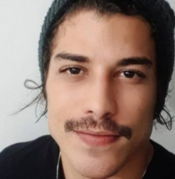 Douglas Sampaio vai a delegacia prestar depoimento