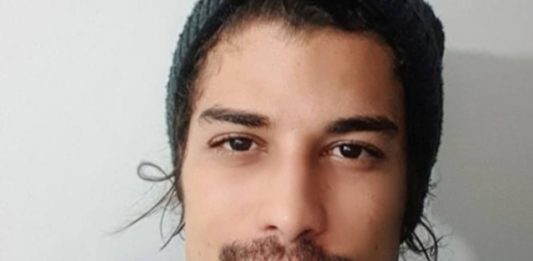 Douglas Sampaio vai a delegacia prestar depoimento