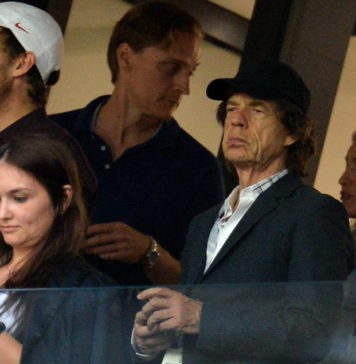 Moscow (Russian Federation), 11/07/2018.- Mick Jagger (C) of the British Rock band The Rolling Stones arrives for the FIFA World Cup 2018 semi final soccer match between Croatia and England in Moscow, Russia, 11 July 2018.

(RESTRICTIONS APPLY: Editorial Use Only, not used in association with any commercial entity - Images must not be used in any form of alert service or push service of any kind including via mobile alert services, downloads to mobile devices or MMS messaging - Images must appear as still images and must not emulate match action video footage - No alteration is made to, and no text or image is superimposed over, any published image which: (a) intentionally obscures or removes a sponsor identification image; or (b) adds or overlays the commercial identification of any third party which is not officially associated with the FIFA World Cup) (Croacia, Mundial de Fútbol, Moscú, Inglaterra, Rusia) EFE/EPA/PETER POWELL EDITORIAL USE ONLY