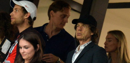 Moscow (Russian Federation), 11/07/2018.- Mick Jagger (C) of the British Rock band The Rolling Stones arrives for the FIFA World Cup 2018 semi final soccer match between Croatia and England in Moscow, Russia, 11 July 2018.

(RESTRICTIONS APPLY: Editorial Use Only, not used in association with any commercial entity - Images must not be used in any form of alert service or push service of any kind including via mobile alert services, downloads to mobile devices or MMS messaging - Images must appear as still images and must not emulate match action video footage - No alteration is made to, and no text or image is superimposed over, any published image which: (a) intentionally obscures or removes a sponsor identification image; or (b) adds or overlays the commercial identification of any third party which is not officially associated with the FIFA World Cup) (Croacia, Mundial de Fútbol, Moscú, Inglaterra, Rusia) EFE/EPA/PETER POWELL EDITORIAL USE ONLY