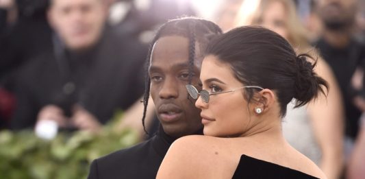 Kylie Jenner e Travis Scott brigam em restaurante