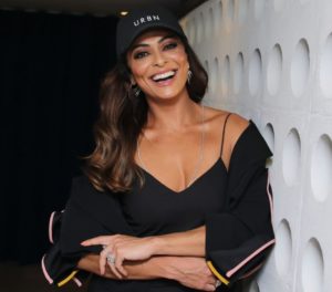 Juliana Paes usa look sporty chic