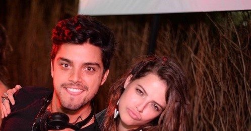 Agatha Moreira e Rodrigo Simas se beijam em festa de aniversário