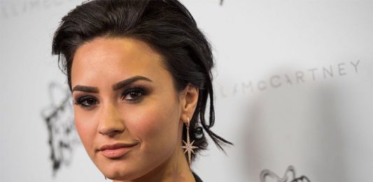 Porta-voz diz que Demi Lovato está acordada e com a família