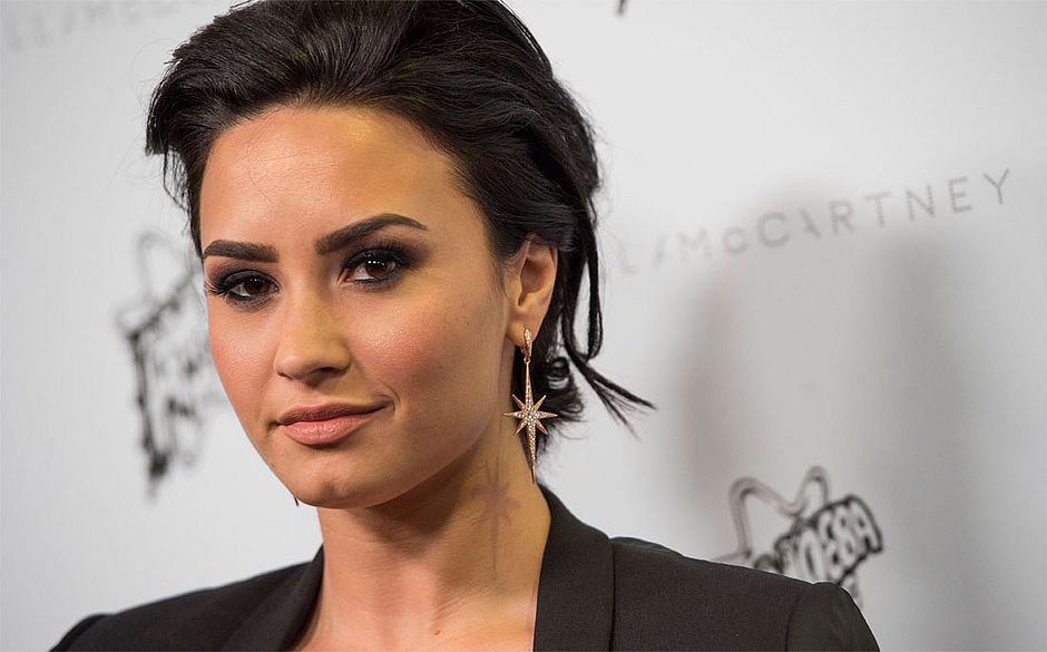 Porta-voz diz que Demi Lovato está acordada e com a família