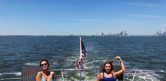 Selena Gomez surge toda sorridente após noivado de Justin Bieber