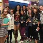 Gal Gadot visita hospital infantil vestida de Mulher-Maravilha