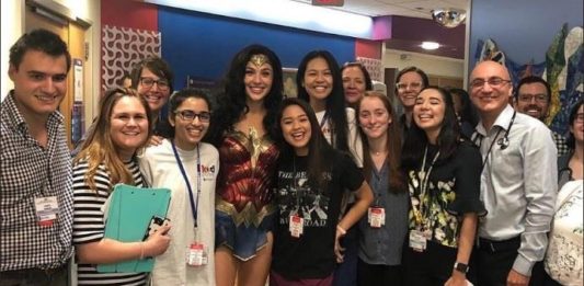 Gal Gadot visita hospital infantil vestida de Mulher-Maravilha