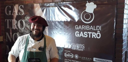 O chef Giordano Tarso ministrou oficina sobre elaboração de chorizo espanhol na tarde de quinta-feira