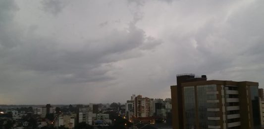 RS enfrenta temporais com vento forte e chuva torrencial nesta sexta-feira