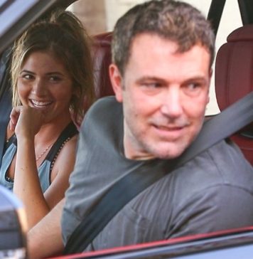 Ben Affleck e modelo de 22 anos foram vistos em clima de intimidade