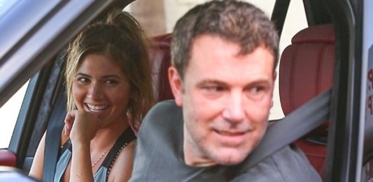 Ben Affleck e modelo de 22 anos foram vistos em clima de intimidade
