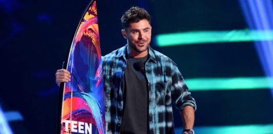 Teen Choice Awards reúne famosos na Califórnia