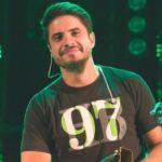 Anitta ganha beijo de cantor do Atitude 67