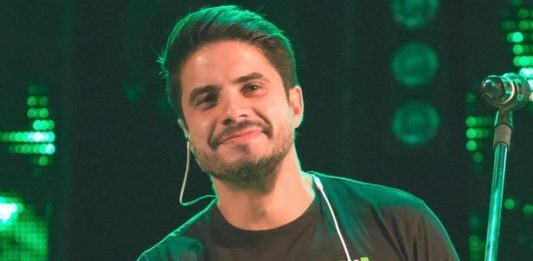Anitta ganha beijo de cantor do Atitude 67
