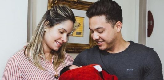 Wesley Safadão mostra a foto do seu filho recém-nascido Dom