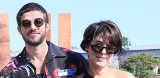 Fernanda Paes Leme é vista aos beijos com Chay Suede