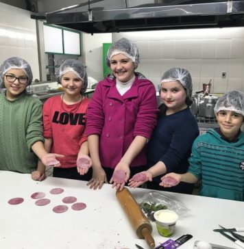 Projeto ensina crianças a criarem pratos de restaurante com ingredientes da merenda escolar