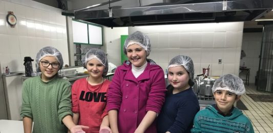 Projeto ensina crianças a criarem pratos de restaurante com ingredientes da merenda escolar