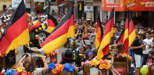 Desfile Oficial é a primeira atração na programação da 31ª Oktoberfest de Igrejinha