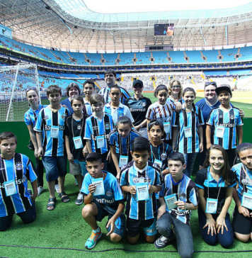 Rádio Amizade leva crianças de Bento Gonçalves ao jogo do Grêmio
