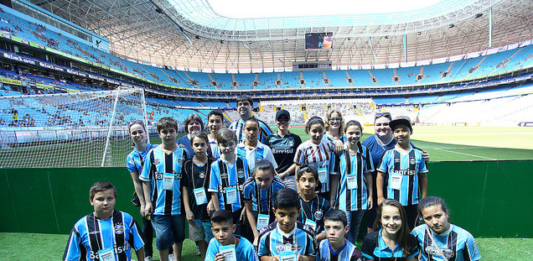 Rádio Amizade leva crianças de Bento Gonçalves ao jogo do Grêmio