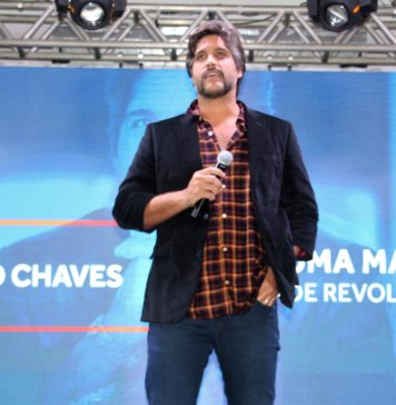 Cantor Leo Chaves recebe título de Embaixador do Programa Jovem Aprendiz