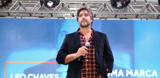 Cantor Leo Chaves recebe título de Embaixador do Programa Jovem Aprendiz