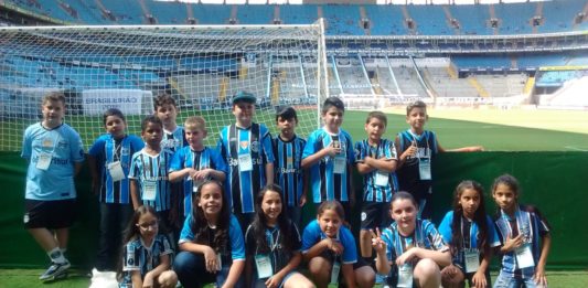 Alunos da Escola Lóris Antônio Pasquali Reali estiveram na Arena do Grêmio no projeto da Rádio Amizade