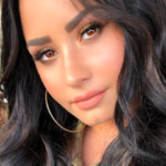 Demi Lovato é clicada após 3 meses de reabilitação