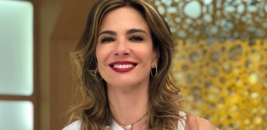Luciana Gimenez assume namoro