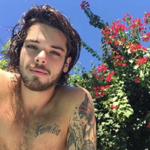 Bruna Marquezine é vista abraçada ao irmão de Giovanna Ewbank